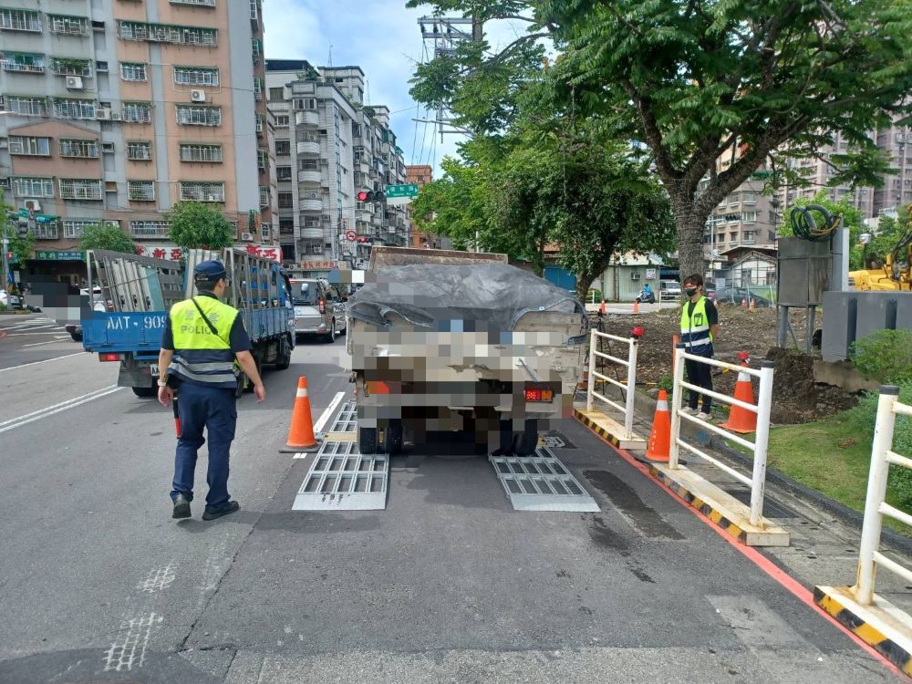 運用活動地磅攔查大型車 中和警攔查超載祭利器 3 《圖說》中和警專案勤務,運用活動地磅檢視車輛是否超載。〈中和分局提供〉