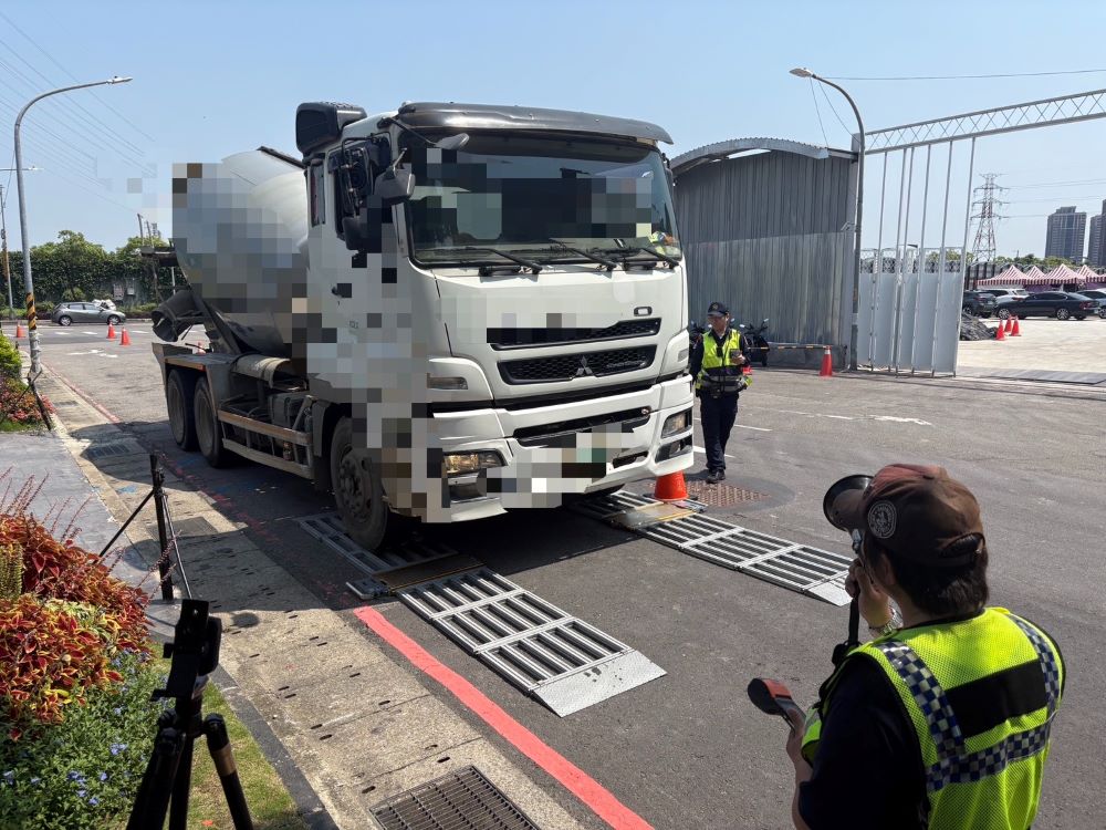 強力取締砂石車 中和警違規熱區大執法 1 《圖說》中和分局為降低交通違規與肇事件數,日前在環河西路3段與永和路口,執行取締大型車輛交通違規專案勤務。〈中和分局提供〉