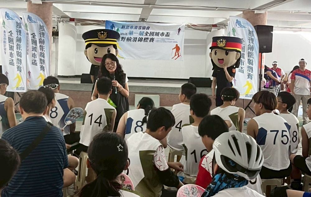 中和警犯罪預防團隊教防詐 越野輪滑小選手踴躍搶答 1 《圖說》中和警分局犯罪預防團隊由偵查隊警務員丁銘妮帶領參加中和南山烘爐地福德宮「2025年Roller Ski全國城市盃越野輪滑錦標賽」。〈中和分局提供〉