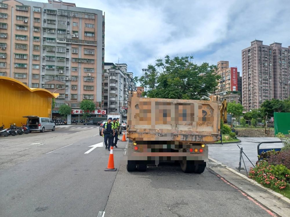 運用活動地磅攔查大型車 中和警攔查超載祭利器 2 《圖說》中和警專案勤務,並運用活動地磅檢視車輛是否超載,詳加攔查舉發各項違規。〈中和分局提供〉