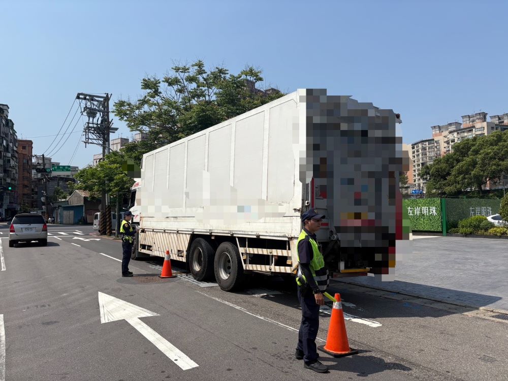 強力取締砂石車 中和警違規熱區大執法 3 《圖說》中和分局呼籲,大型車駕駛勿心存僥倖,任意行駛車輛。〈中和分局提供〉