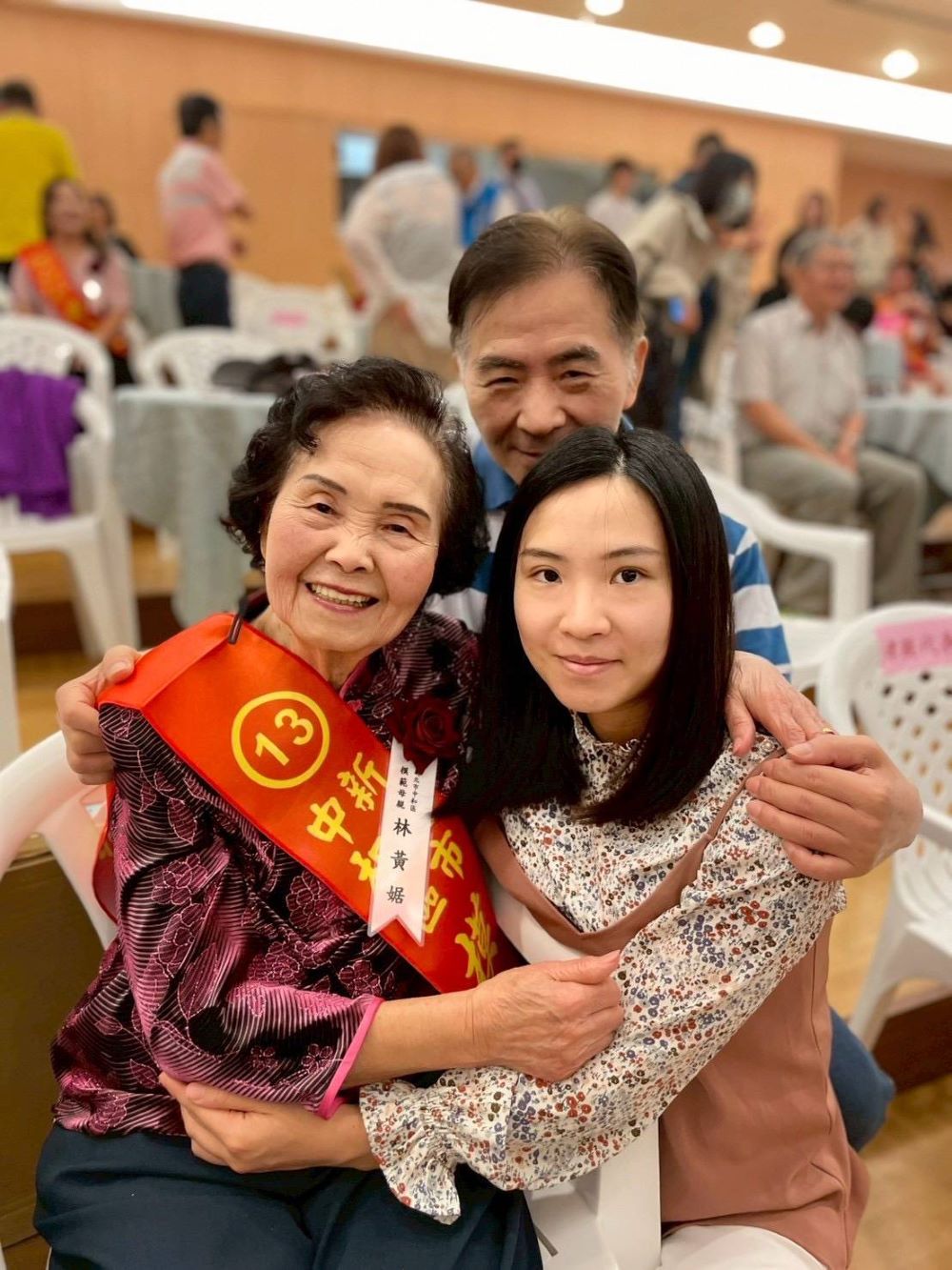 感恩無私奉獻 中和表揚23位模範母親 3 《圖說》模範母親林黃婮與家人快樂合影。〈中和區公所提供〉