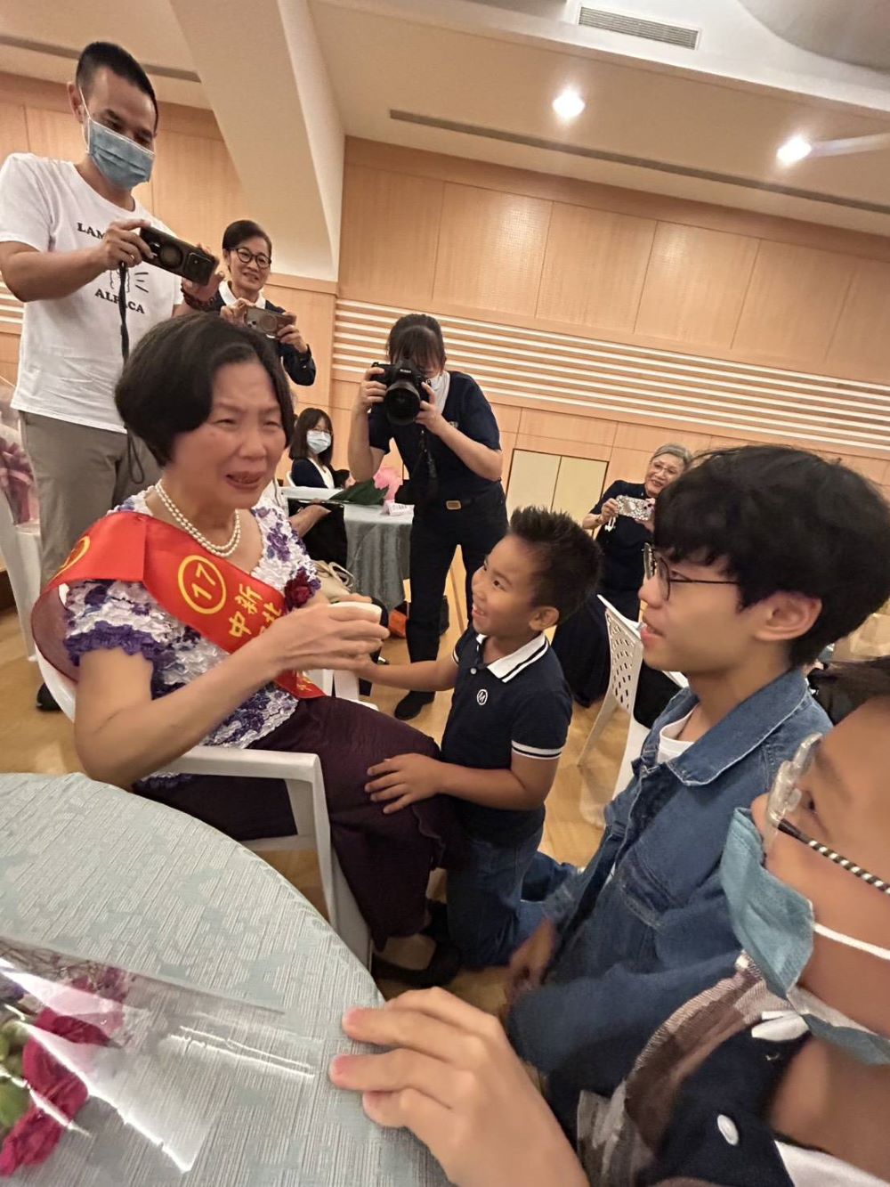 感恩無私奉獻 中和表揚23位模範母親 4 《圖說》奉茶孝親用一杯「感恩的茶」表達子女對媽媽的愛與感謝。〈中和區公所提供〉