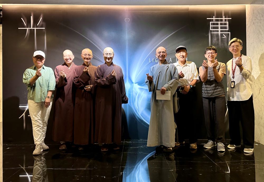 光在萬物 神職人員參訪宗博館深感希望啟示 1 《圖說》西蓮學苑執行長、雲陽寺住持法源法師(右四)與世界宗教博物館發展基金會執行長顯月法師(左四)等人合影。〈宗博館提供〉
