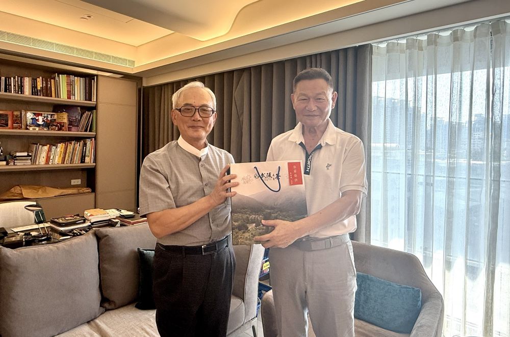 《圖說》輔導會副主任委員陳進廣(左)致贈輔導會茶葉禮盒予前主任委員李翔宙(右)。〈新北市榮服處提供〉