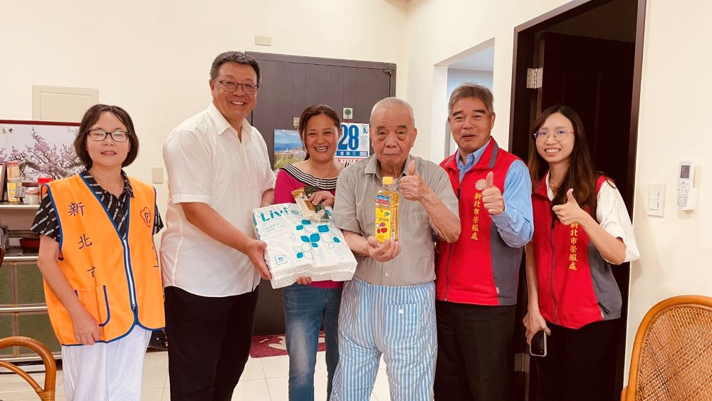 端節關懷榮民眷 新北榮服處鏈結企業團體溫馨送暖 3 《圖說》高齡百歲的柳伯伯精神抖擻地與榮服處及捐贈團體代表合照。〈新北榮服處提供〉