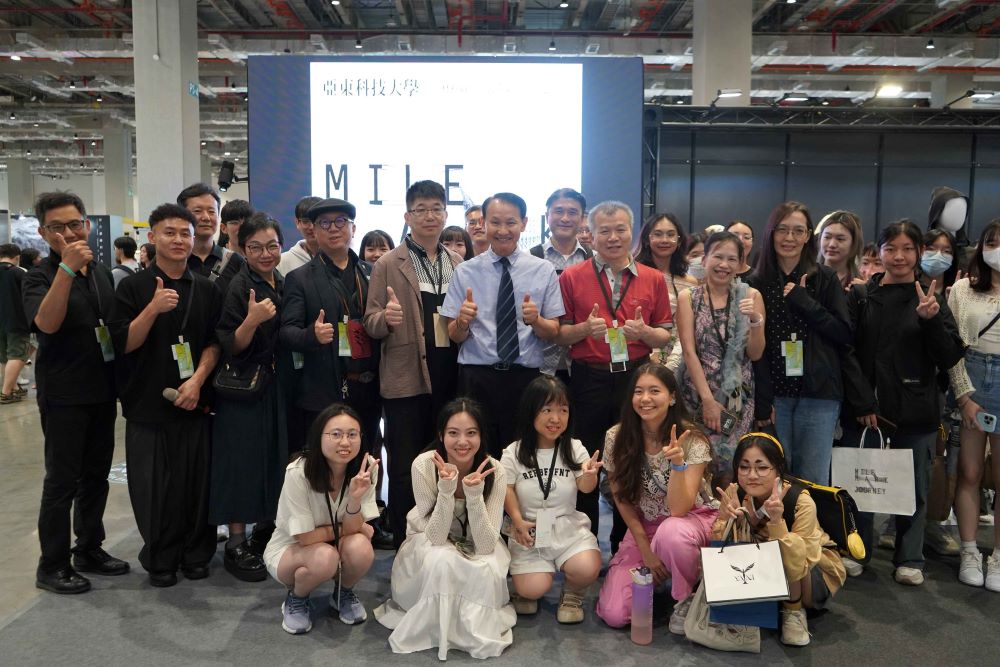 新一代設計展登場 亞東科大材料織品服裝系成果亮麗 1 《圖說》亞東科技大學材料織品服裝系參加南港展覽館新一代設計展合照,中為黃茂全校長。〈亞東科大提供〉