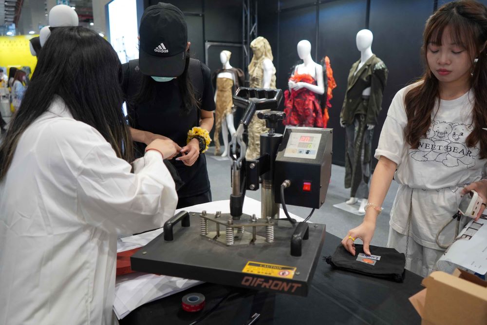 新一代設計展登場 亞東科大材料織品服裝系成果亮麗 4 《圖說》觀眾參與手作。〈亞東科大提供〉