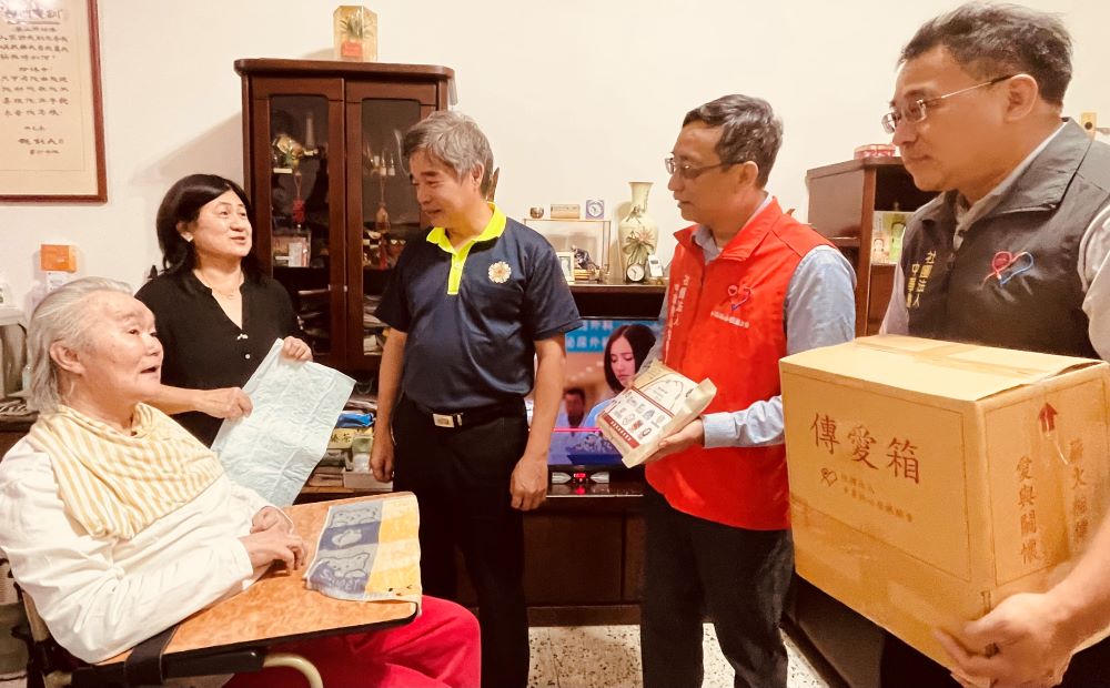 端節前慰問榮民眷 新北榮鏈結中華熱心發展協會送暖 4 《圖說》林振生(左三)與張志綸(右二)、王豊博(右一)親訪中和區榮民,親送物資關懷。〈新北榮服處提供〉