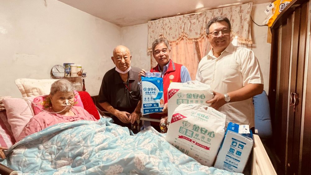 端節關懷榮民眷 新北榮服處鏈結企業團體溫馨送暖 4 《圖說》林振生處長(右二)與梁建國總經理(右一)慰問許阿姨夫婦,轉贈雪中送炭協會的看護墊及尿布等物資。〈新北榮服處提供〉
