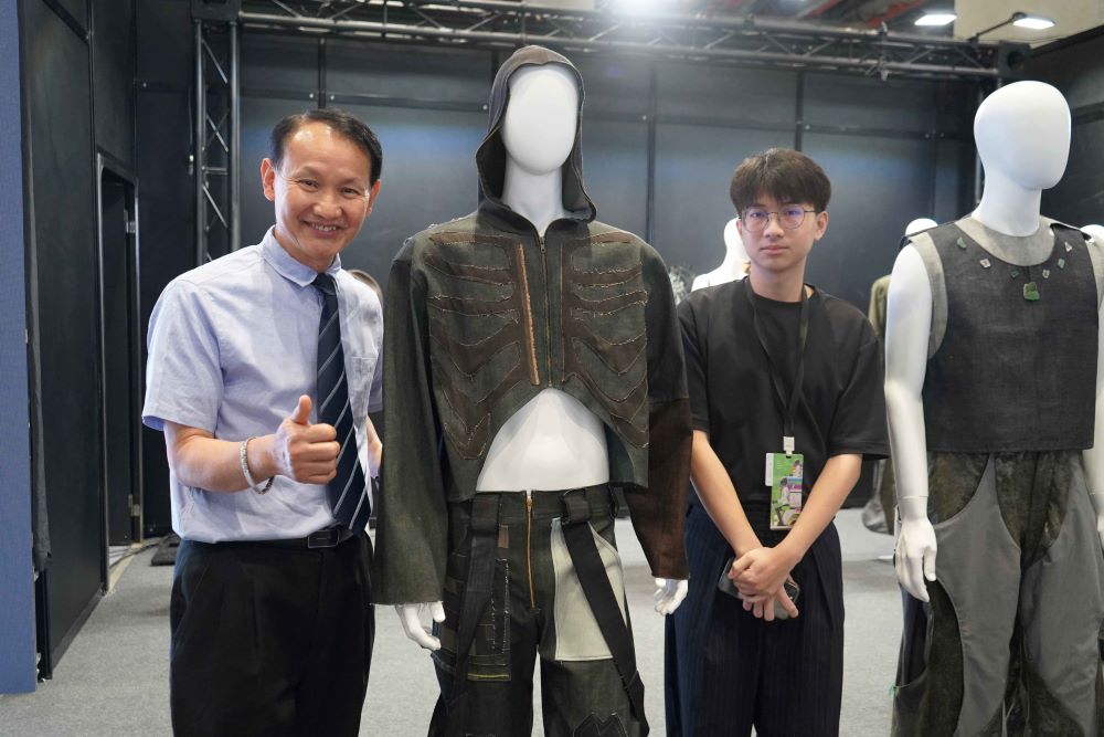 新一代設計展登場 亞東科大材料織品服裝系成果亮麗 3 《圖說》黃茂全校長與設計師合照。〈亞東科大提供〉