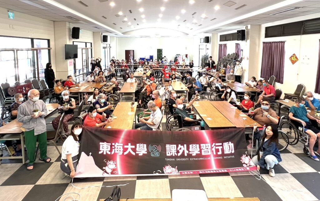 圖說一，迎接母親節，東海大學近日前進彰化慈生仁愛院與慈恩老人養護中心，陪伴長者