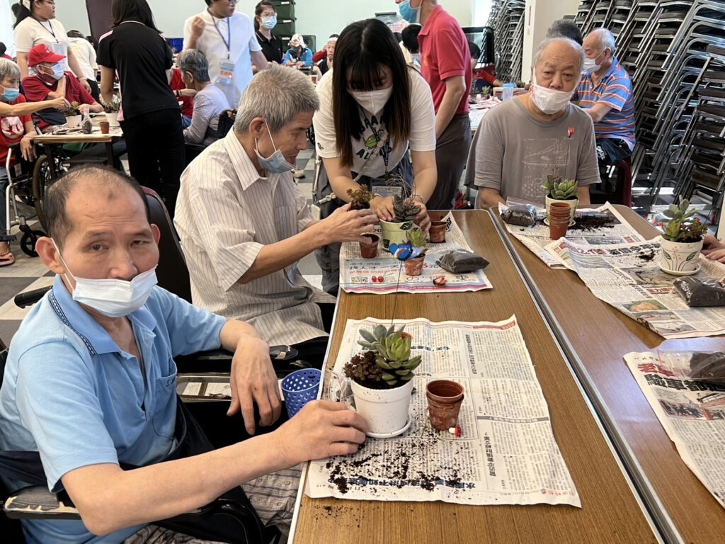 圖說三，東海大學持續透過課外學習與社會實踐活動，鼓勵學生走出教室，投入公益，培