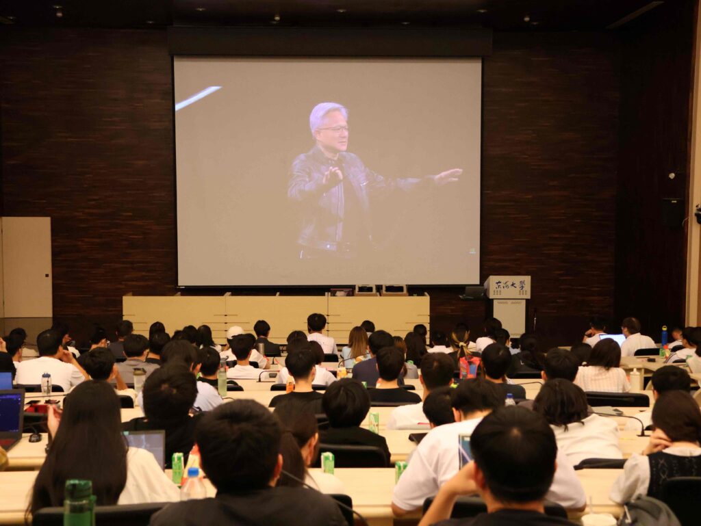 圖說二，活動吸引超過三百位師生熱情參與，許多學生更一早到場外排隊，只為見證AI教父