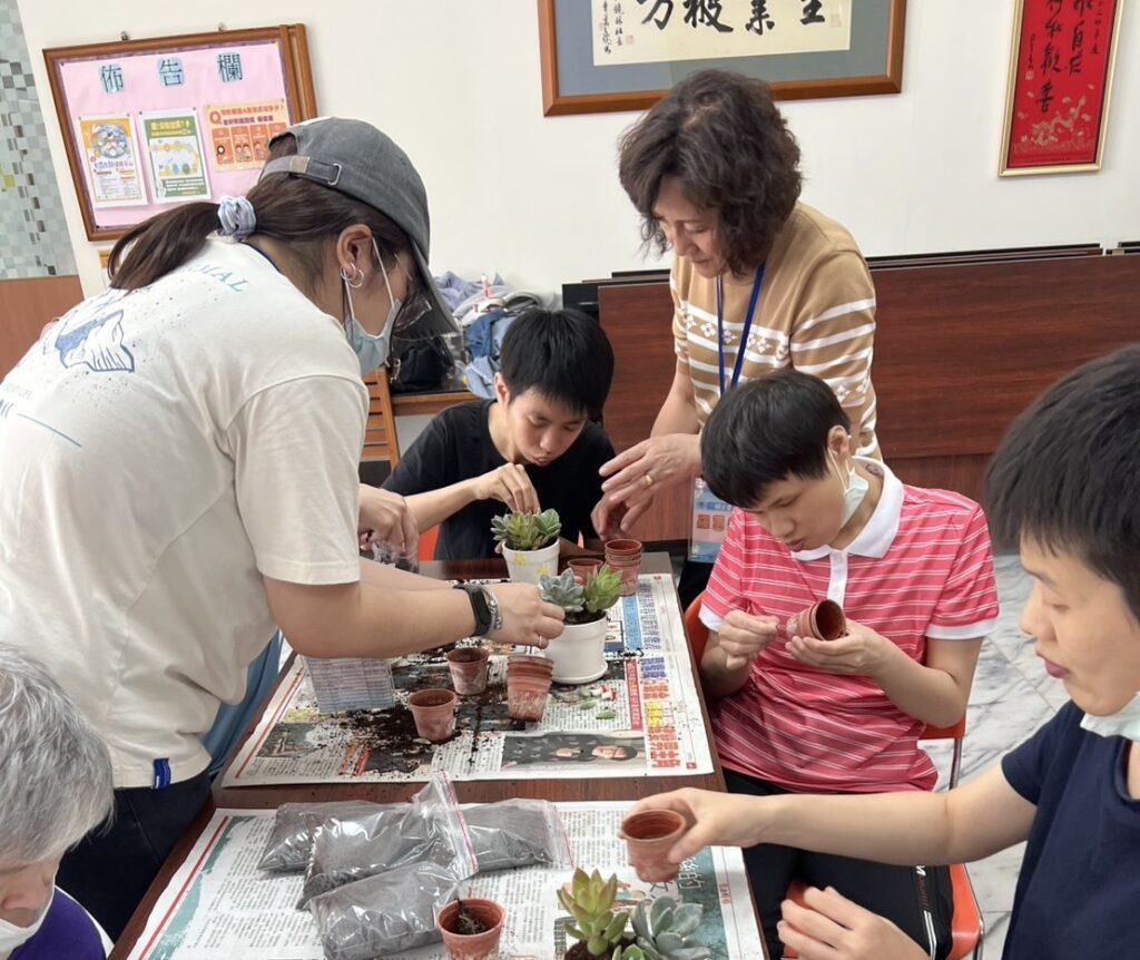 圖說二，集結東海學生志工與婦女會師母、教師們的熱情參與，為社會注入溫暖的力量。
