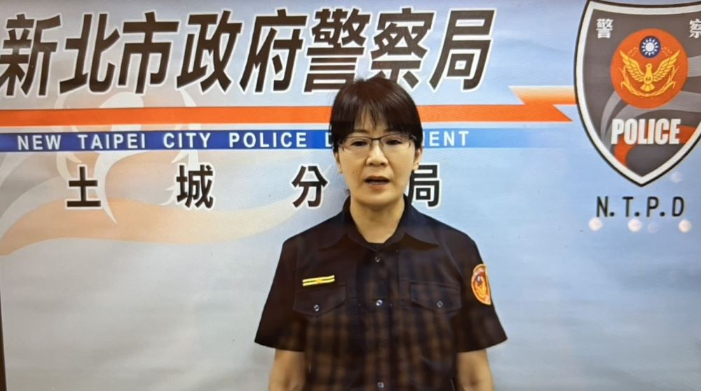 「秀」贓物平台販售 土城警埋伏逮通緝犯 1 《圖說》廣福所副所長張是婕說明娃娃機店竊盜案情。〈土城分局提供〉