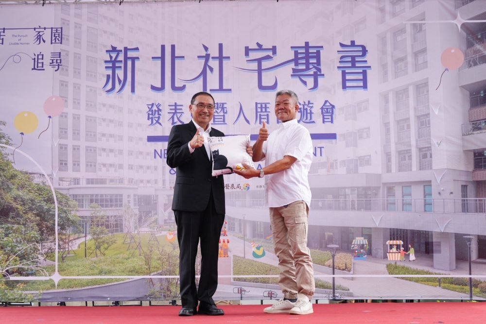 多元興辦引領全國典範 《新北社宅十年有成》專書發表 3 《圖說》侯友宜與中和安邦住戶代表王先生合照。〈城鄉局提供〉
