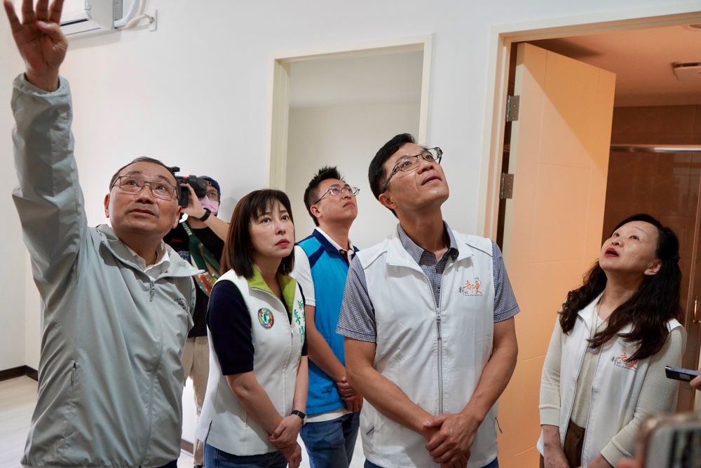解決重建過程無處可住 新北推都更中繼安置 2 《圖說》侯友宜市長視察2房型。〈城鄉局提供〉