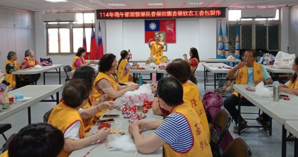 端午關懷榮民眷 基隆榮欣志工手作香包傳祝福 5 《圖說》林佩怡老師(中)指導志工夥伴親手縫製榮欣志工隊製作香包。〈基隆榮服處提供〉