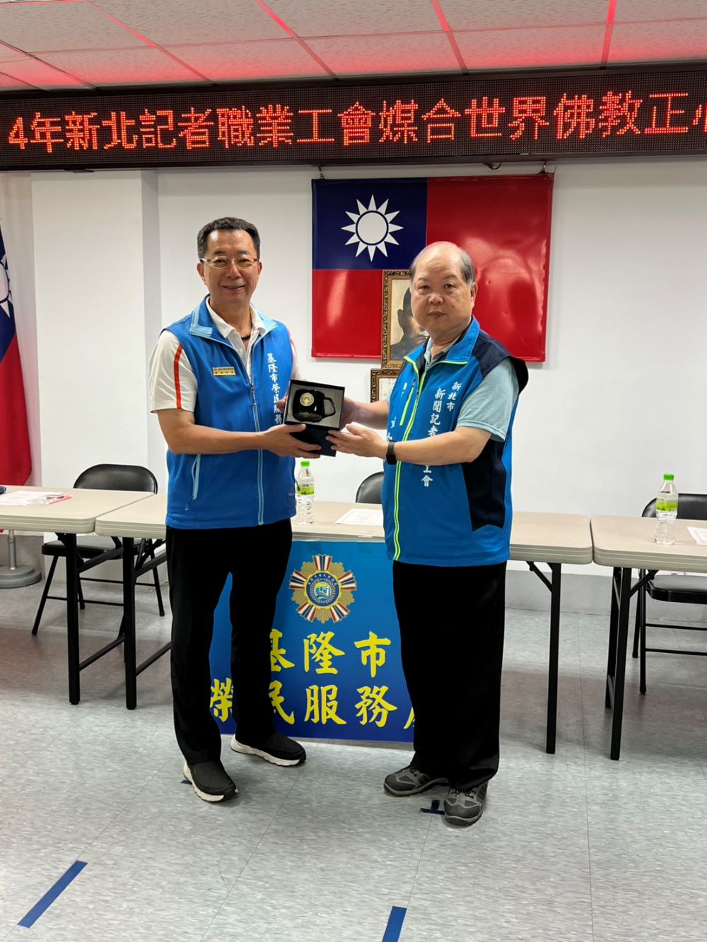 攜手關懷弱勢 新北記者工會媒合佛教正心會捐善款助榮民遺孤學子 2 《圖說》基隆榮服處方正處長回贈新北市記者職業工會黃村杉理事長感謝狀。〈記者葉柏成攝〉