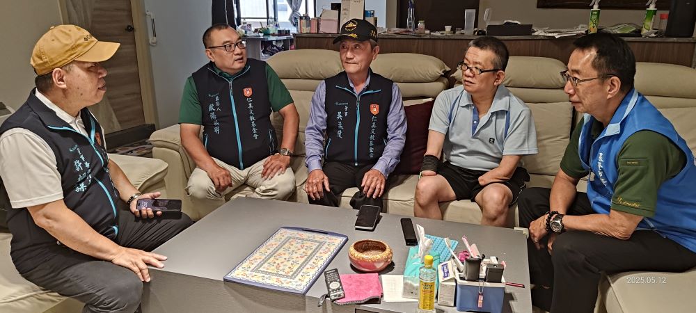 關懷基隆身障榮民勵志哥 仁美文教基金會送暖 2 《圖說》方正處長(右)陪同仁美文教基金會吳孟陵董事(中)、許桐謀執行長(左)、歐陽熙明(左二),關懷慰問雙手截肢身障榮民張先生(右二) 。〈基隆榮服處提供〉