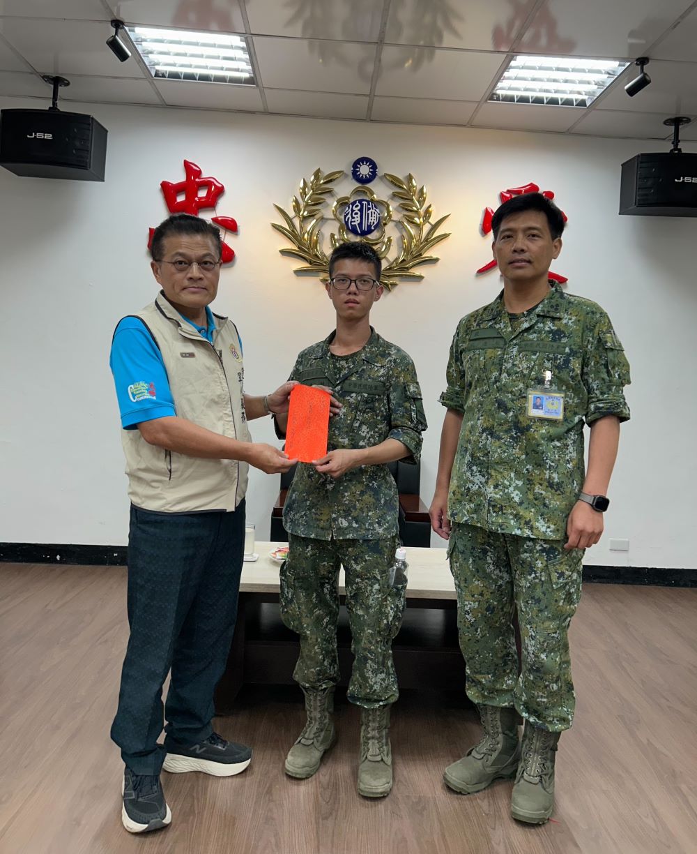 代行慰問傷兵 宜蘭軍服站即時優質服務獲肯定 1 《圖說》何中南站長今日下午由旅長張上校陪同慰問吳姓上兵。〈宜蘭軍服站提供〉