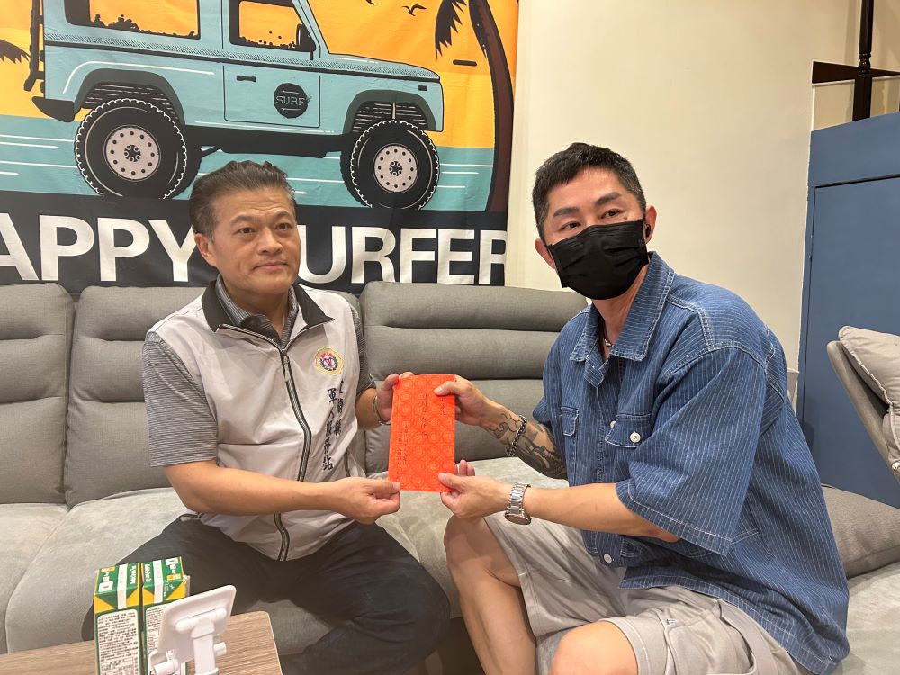 宜蘭軍服站即時關懷慰助 受慰官兵感動 3 《圖說》宜蘭軍服站長何中南探視慰問術後返家休養的林士官長。〈宜蘭軍服站提供〉