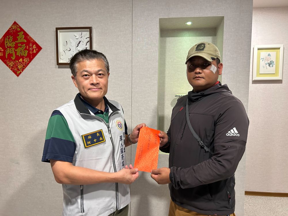 慰問出院返家休養袍澤 宜蘭軍服站祝早日康復 1 《圖說》宜蘭縣軍人服務站長何中南慰問出院返家休養的田上士,溫馨叮嚀安心休養,並祝福早日康復。〈宜蘭軍服站提供〉