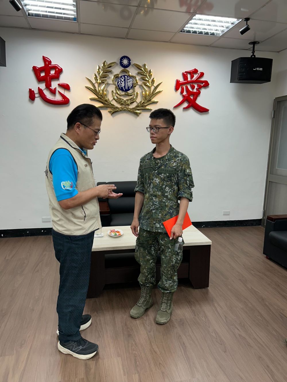 代行慰問傷兵 宜蘭軍服站即時優質服務獲肯定 2 《圖說》何中南致送慰問金,叮嚀注重飲食,安心休養,祝福早日康復。〈宜蘭軍服站提供〉