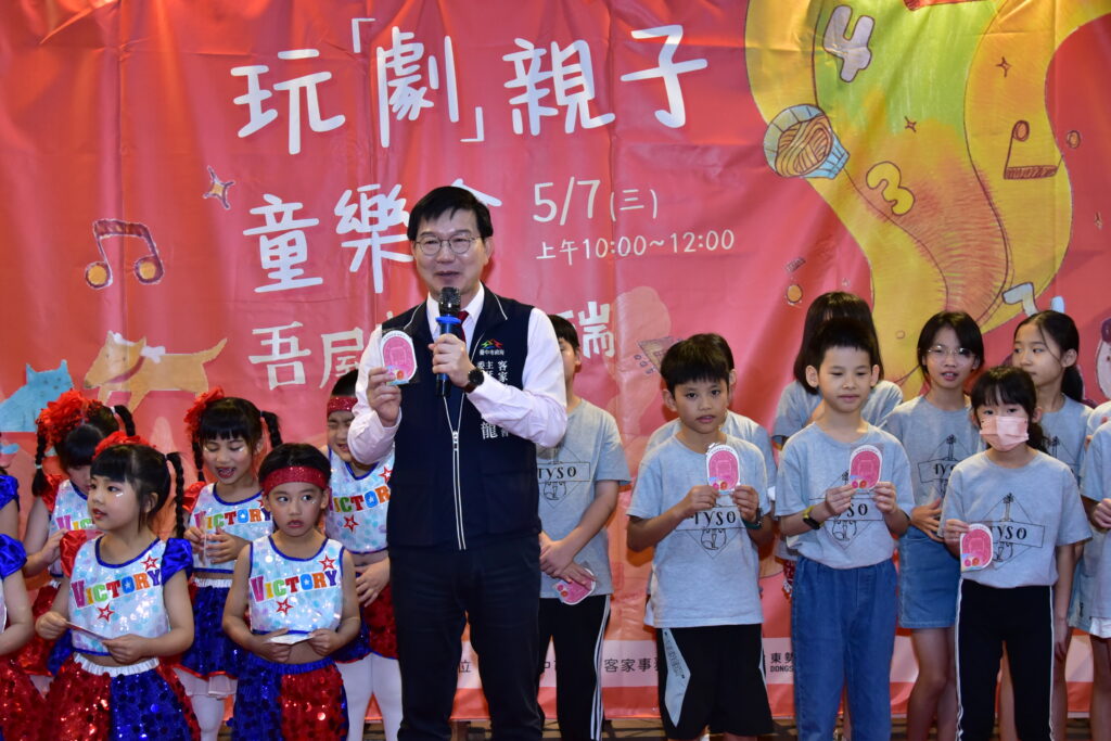 中市客委會「玩劇親子童樂會」 說客語包五色水餃獻給媽媽 2 客委會主委江俊龍稱讚小朋友們會做家事 懂得體貼父母