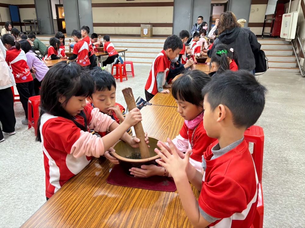 體驗客家擂茶三鶯文創之旅 世壯運選手遊新北客園六折 1 《圖說》體驗客家擂茶。〈客家局提供〉
