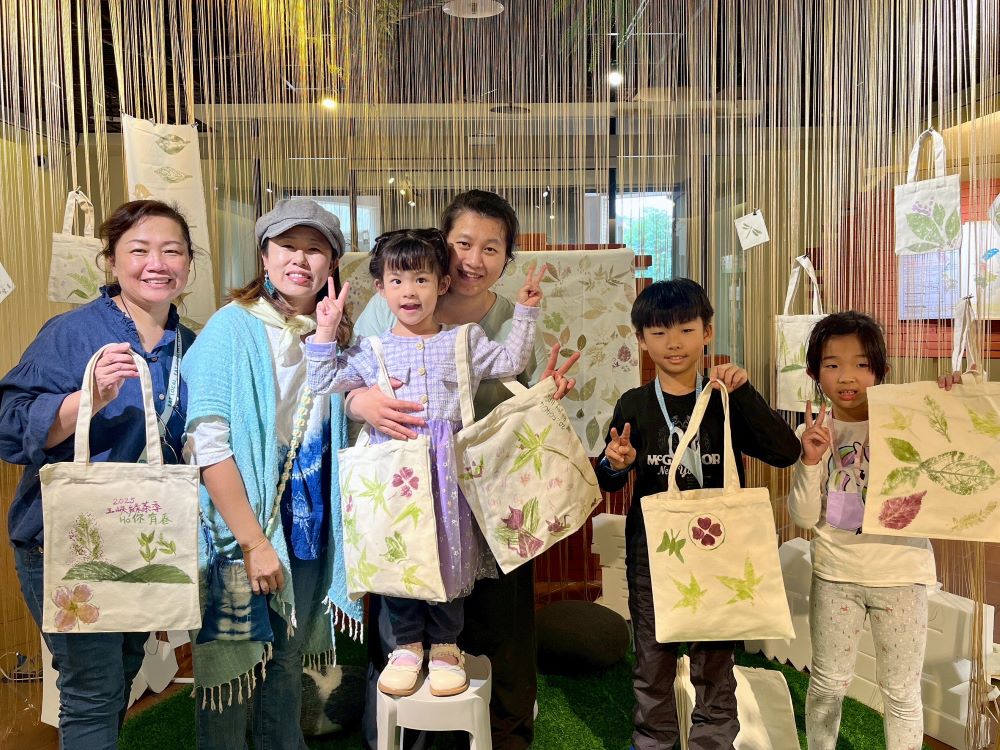 體驗客家擂茶三鶯文創之旅 世壯運選手遊新北客園六折 2 《圖說》植物拓染提袋。〈客家局提供〉