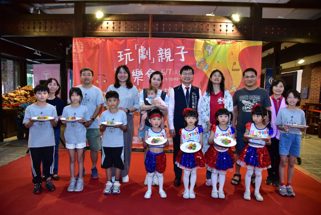 中市客委會「玩劇親子童樂會」 說客語包五色水餃獻給媽媽 1 小主廚獻上水餃敬祝母親們佳節快樂