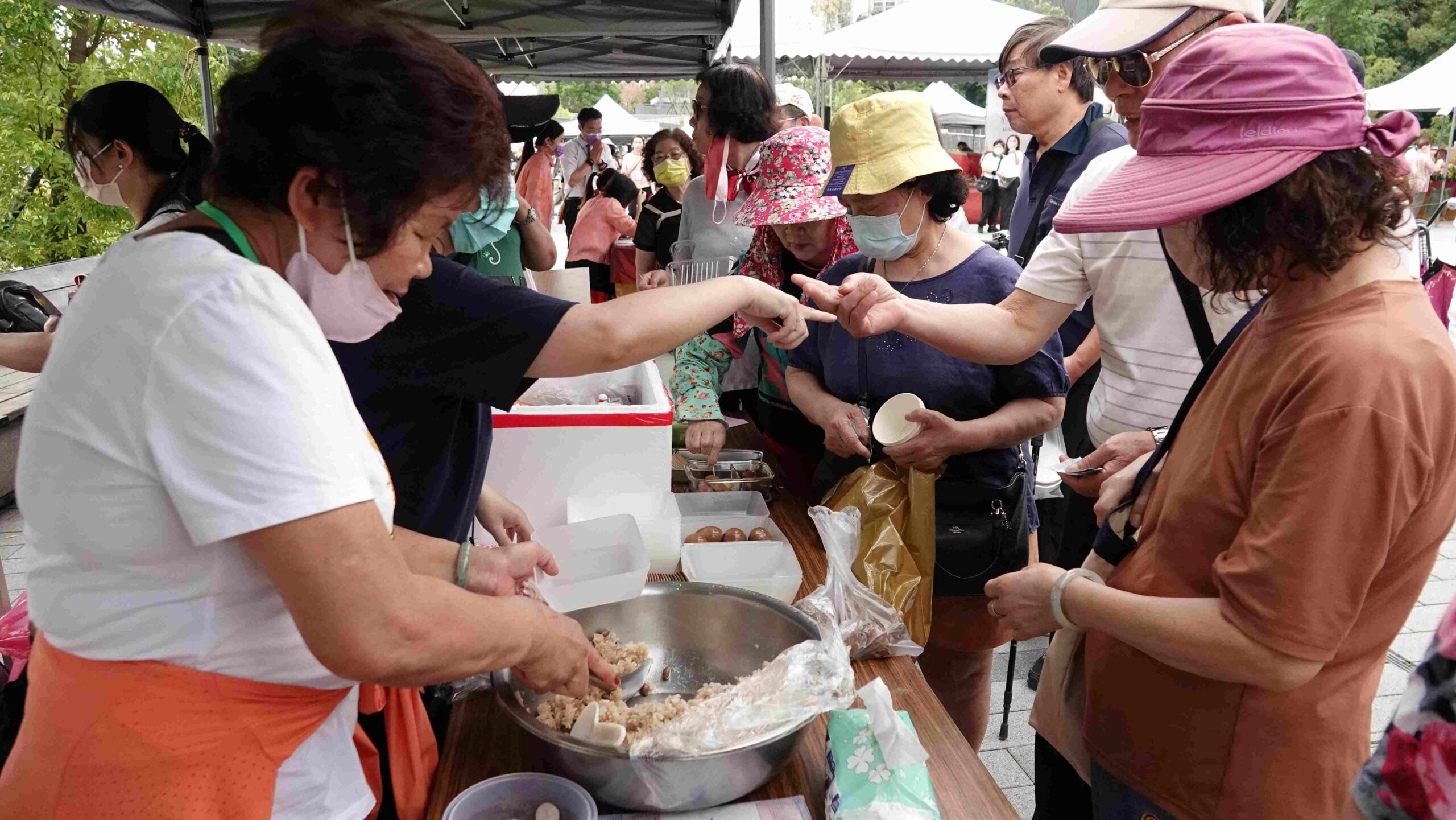 惜惜地球 靈鷲山攜手新北親子趴打造永續市集 4 《圖說》「惜惜地球-永續親子趴暨浴佛節」活動,在新莊綜合運動場林蔭大道熱鬧登場。〈靈鷲山佛教教團提供〉