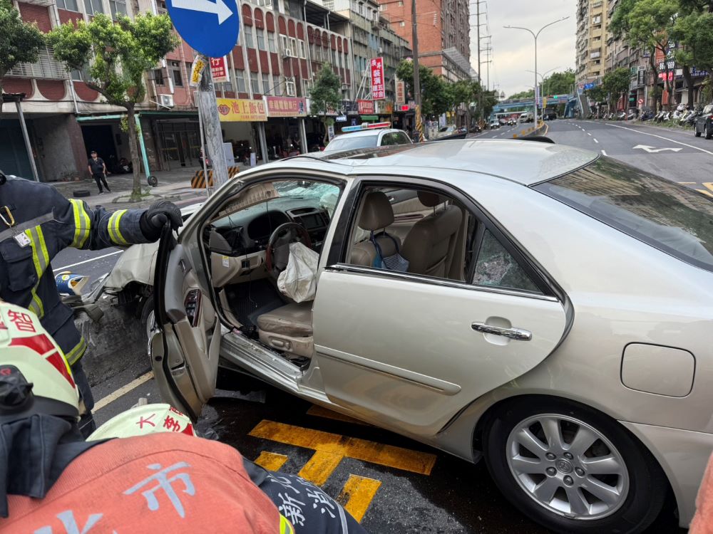 新北重大交通事故 汽車暴衝撞16人 4人OHCA 1 《圖說》新北市三峽區北大國小前,汽車疑似暴衝意外現場。〈消防局提供〉