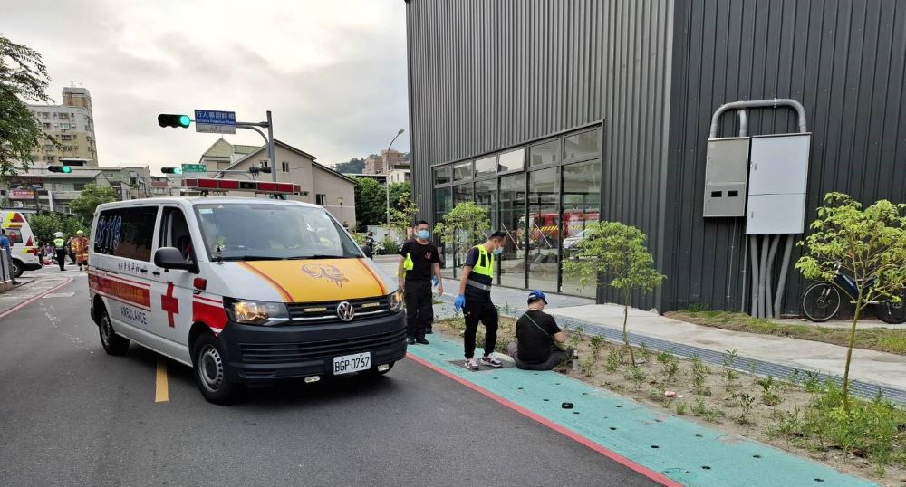 新北重大交通事故 汽車暴衝撞16人 4人OHCA 3 《圖說》汽車疑似暴衝意外,已知造成有16人受傷。〈消防局提供〉