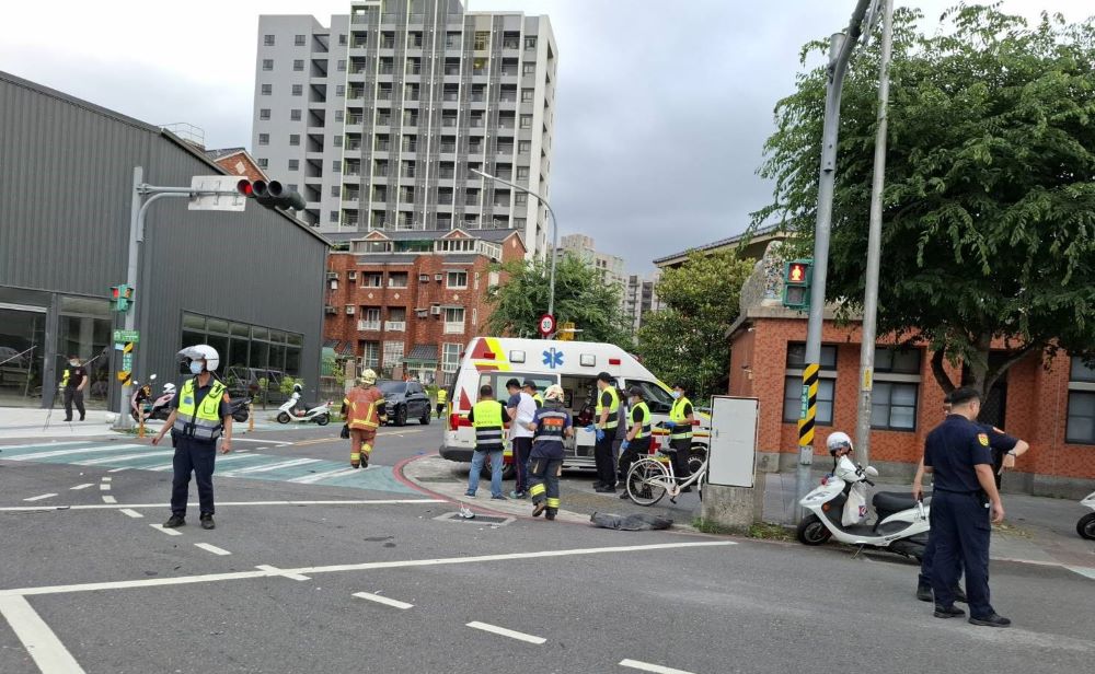 新北重大交通事故 汽車暴衝撞16人 4人OHCA 2 《圖說》警消現場急救。〈消防局提供〉