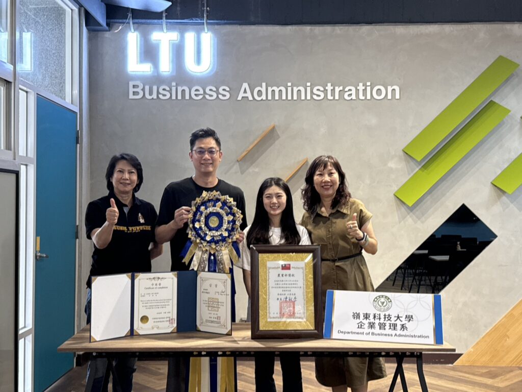 展現跨域實力 嶺東科大企管系張筑媗 勇奪韓國寵物美容國際賽冠軍 1 嶺東科大企管系朱曉萍主任右一與明台高中寵經科張育誠老師左二以筑媗為榮