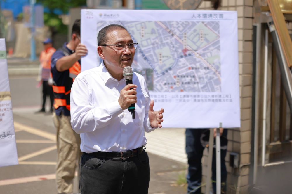 視察湧蓮寺公益大樓 侯友宜盼如期如質竣工 1 《圖說》侯友宜市長視察關心湧蓮寺慈善公益大樓的工程進度,期許工程如期如質在明年10月完工。〈工務局提供〉