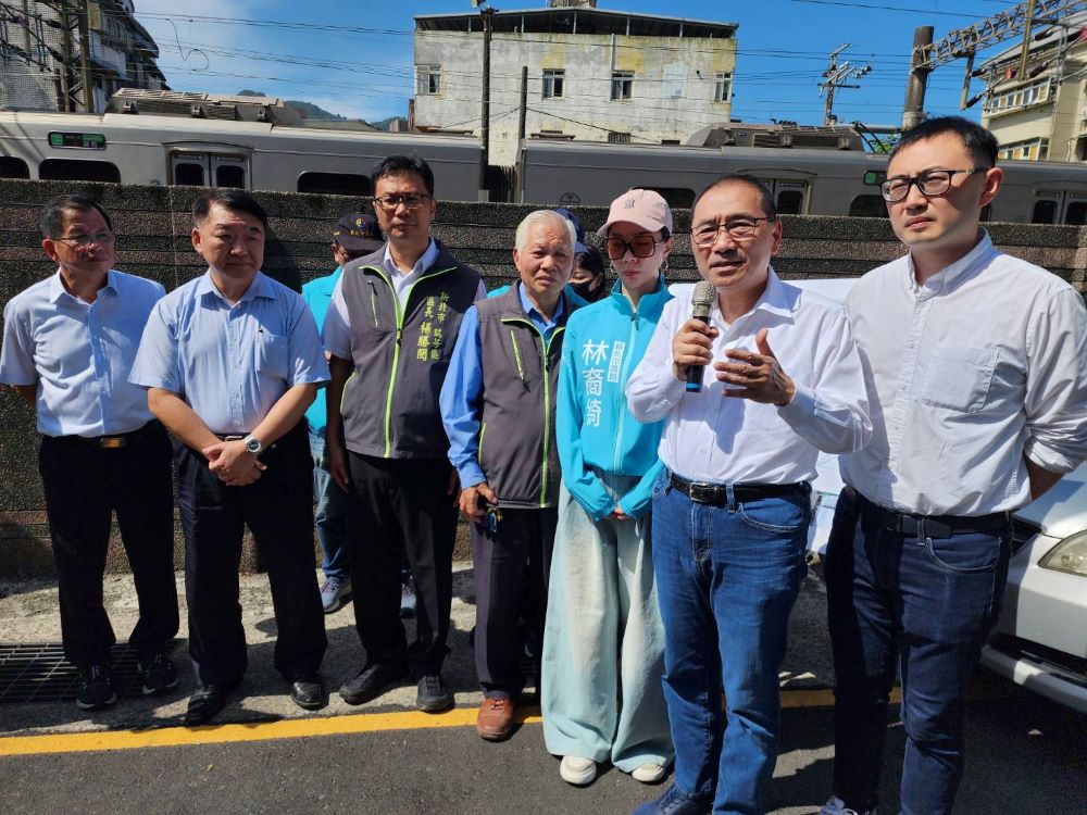 瑞芳高工、阿美家園邊坡坍方搶修完成 侯友宜視察關心安全 5 《圖說》市長侯友宜視察瑞芳高工校區道路邊坡坍方搶修完工現況,工務局長馮兆麟(右六)、瑞芳區長楊勝閔(右五)等人陪同到場。〈工務局提供〉