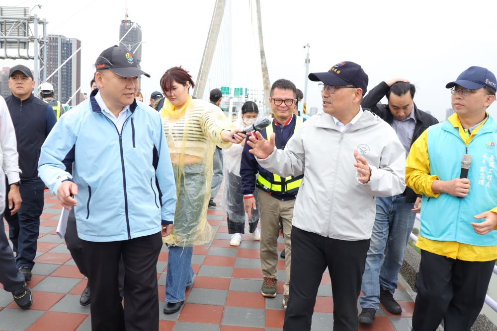 提升品質降低行車風險 新北大橋機車道改善提前完工 1 《圖說》侯友宜市長視察新北大橋機車道改善後完工現況,工務局長馮兆麟(左一)到場並仔細解說。〈工務局提供〉