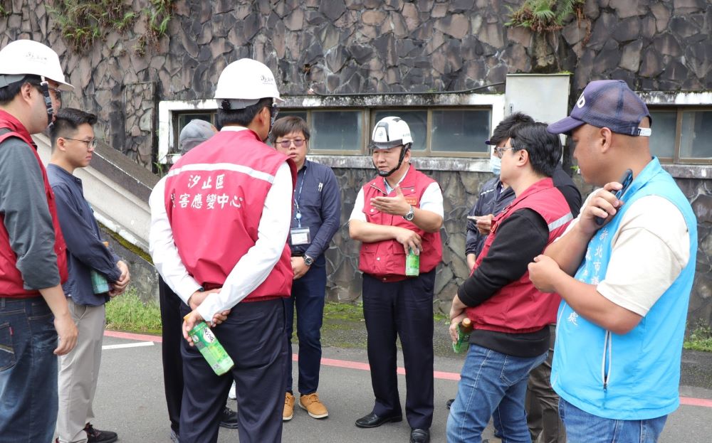 汐止伯爵街路面塌陷封路 新北全力搶修復建 1 《圖說》工務局長馮兆麟(中)赴現場勘查,瞭解路面傾斜出現裂痕的原因,並進行後續修復工程。〈工務局提供〉