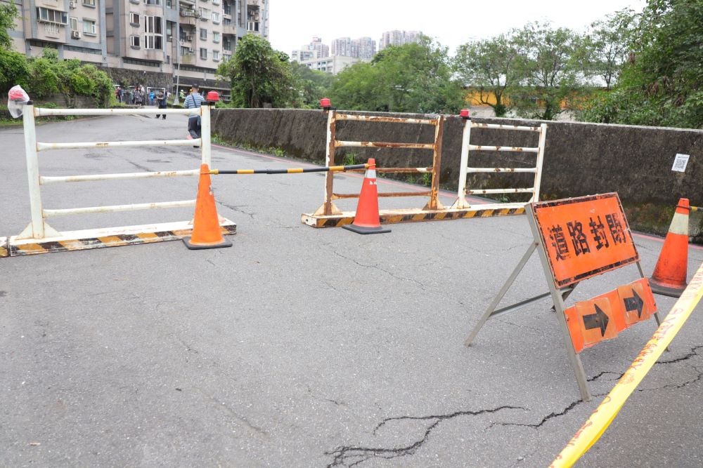 汐止伯爵街路面塌陷封路 新北全力搶修復建 3 《圖說》汐止區伯爵街路面傾斜、裂痕,目前車道已暫時封閉。〈工務局提供〉