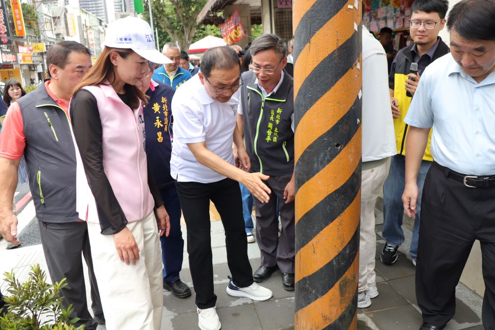 視察土城中央路人行道改善成果 侯:人本交通行人安全優先 2 《圖說》土城區中央路人行道整體改善工程,電桿下地作業未來由台電協助。〈工務局提供〉