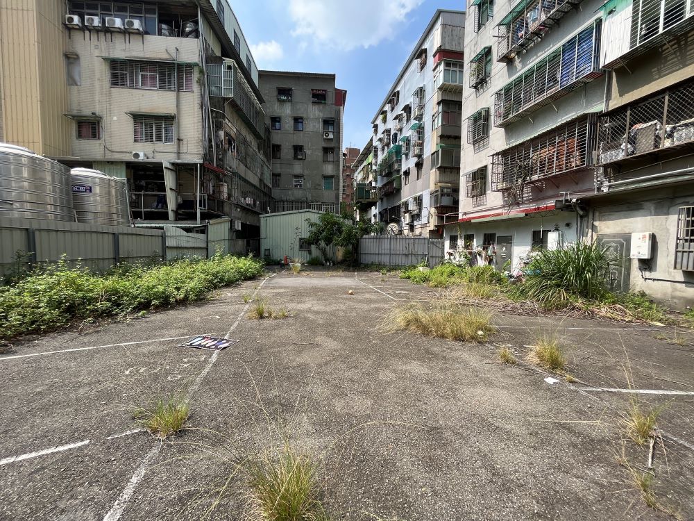 活化土地打造休憩空間 蘆洲兒七公園5/26啟用 2 《圖說》蘆洲區民族路70巷轉角巷弄原為閒置空地,雜草叢生,工務局活化土地改造為公園綠地。〈工務局提供〉