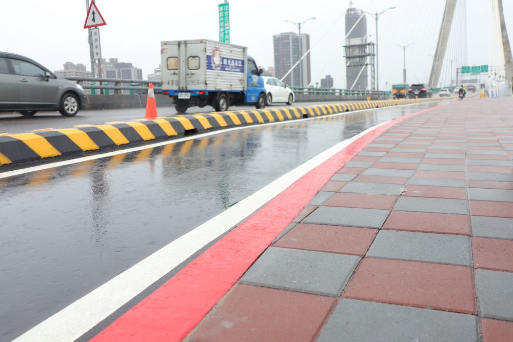 提升品質降低行車風險 新北大橋機車道改善提前完工 2 《圖說》養工處辦理新北大橋機車道改善工程,提前於5月中旬完工通車,提升板橋往返三重地區交通品質。〈工務局提供〉