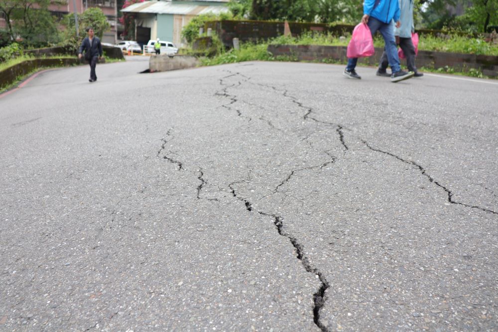 汐止伯爵街路面塌陷封路 新北全力搶修復建 2 《圖說》汐止區伯爵街路面傾斜、裂痕,養工處全力協助區公所及社區進行復建工程。〈工務局提供〉