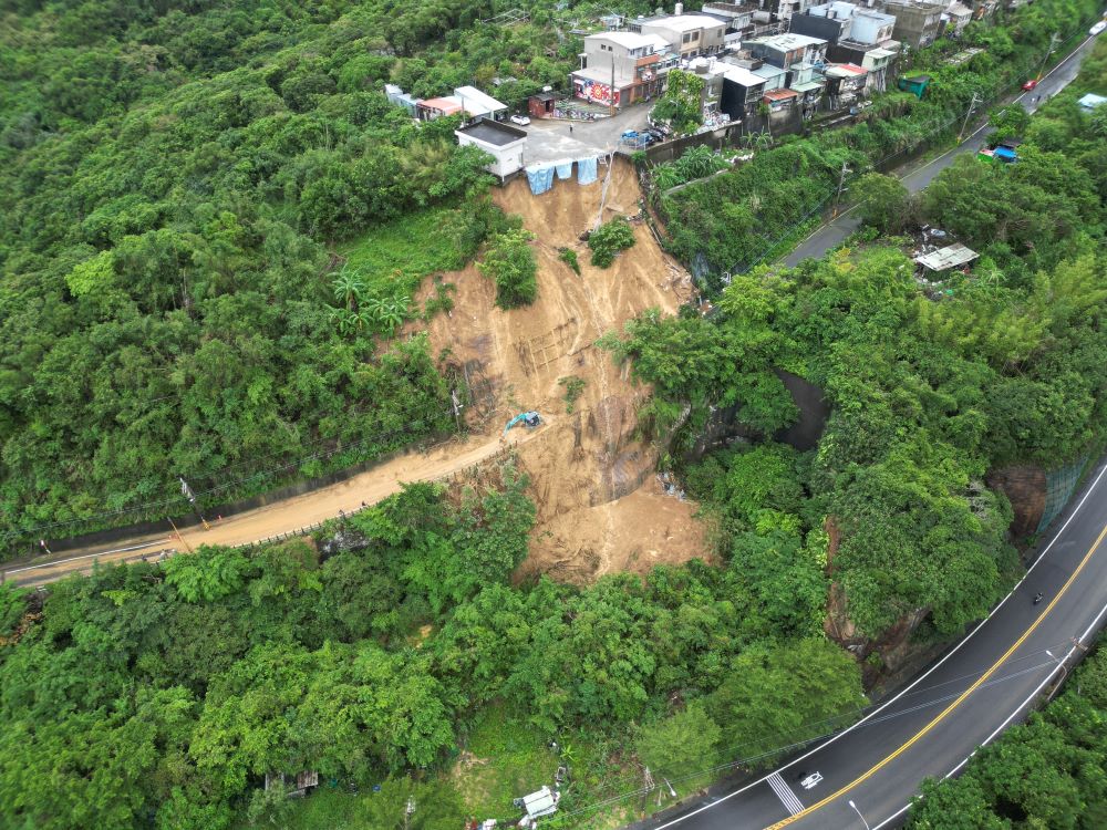 瑞芳高工、阿美家園邊坡坍方搶修完成 侯友宜視察關心安全 9 《圖說》瑞芳阿美家園社區聯外道路邊坡受到颱風侵襲發生嚴重崩塌,圖為修復前。〈工務局提供〉