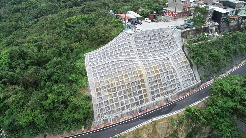 瑞芳高工、阿美家園邊坡坍方搶修完成 侯友宜視察關心安全 10 《圖說》瑞芳阿美家園社區聯外道路邊坡修復後照片。〈工務局提供〉