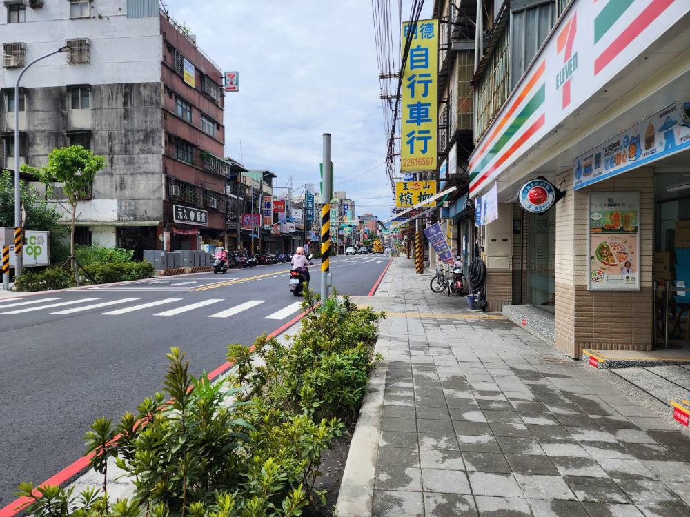視察土城中央路人行道改善成果 侯:人本交通行人安全優先 6 《圖說》土城中央路1、2段人行道整體改善工程,人行道拓寬後變得寬敞筆直。圖為完工後照片。〈工務局提供〉